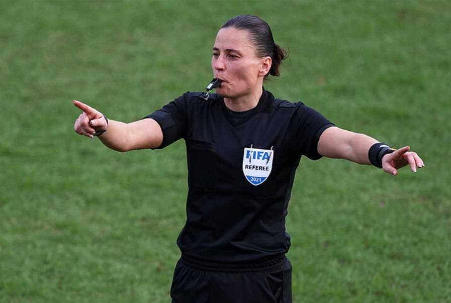 Pervyj-match-zhenshchiny-arbitra